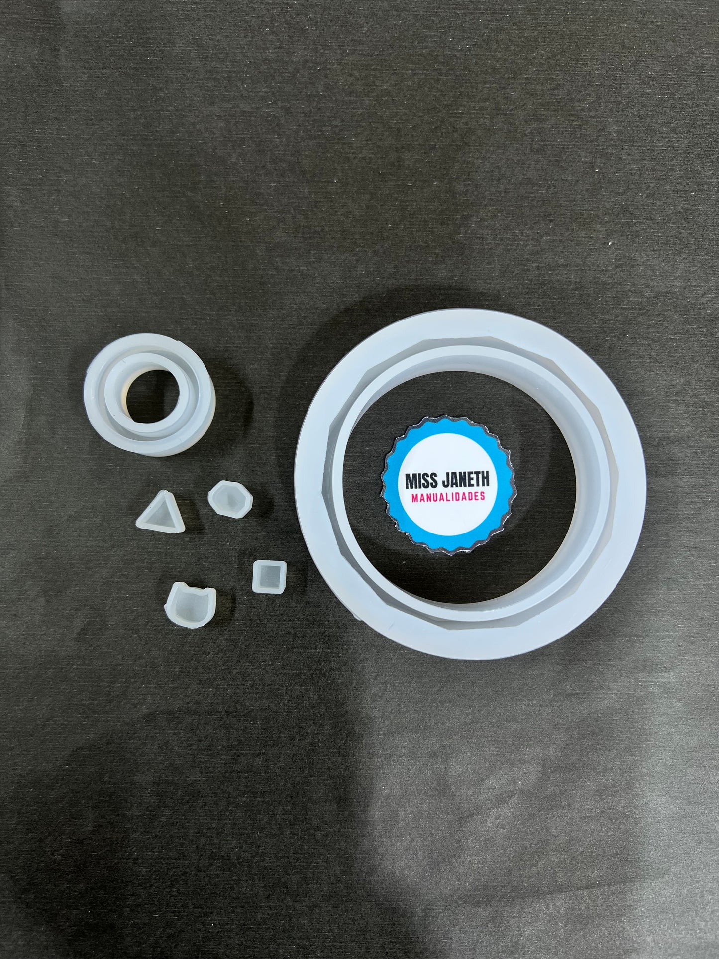 Pulsera, anillo y aretes