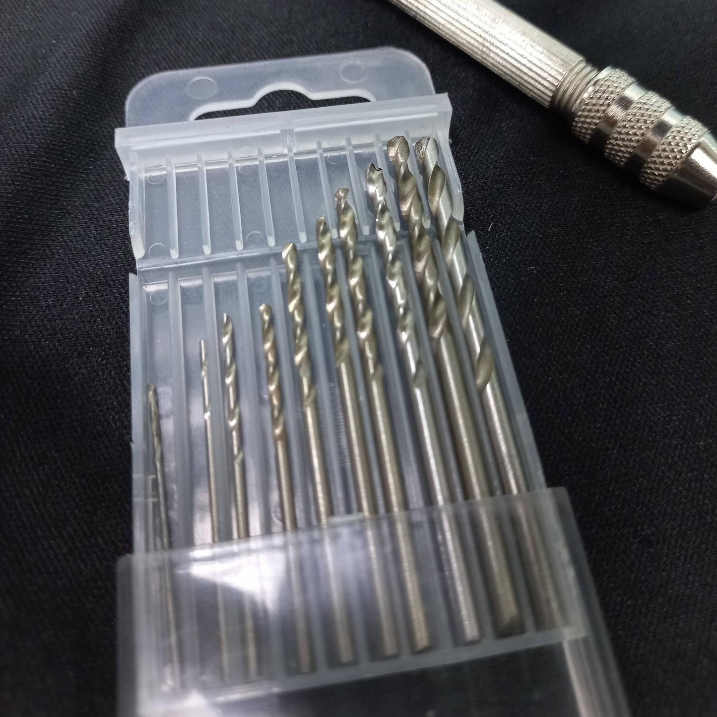 Taladro manual con brocas