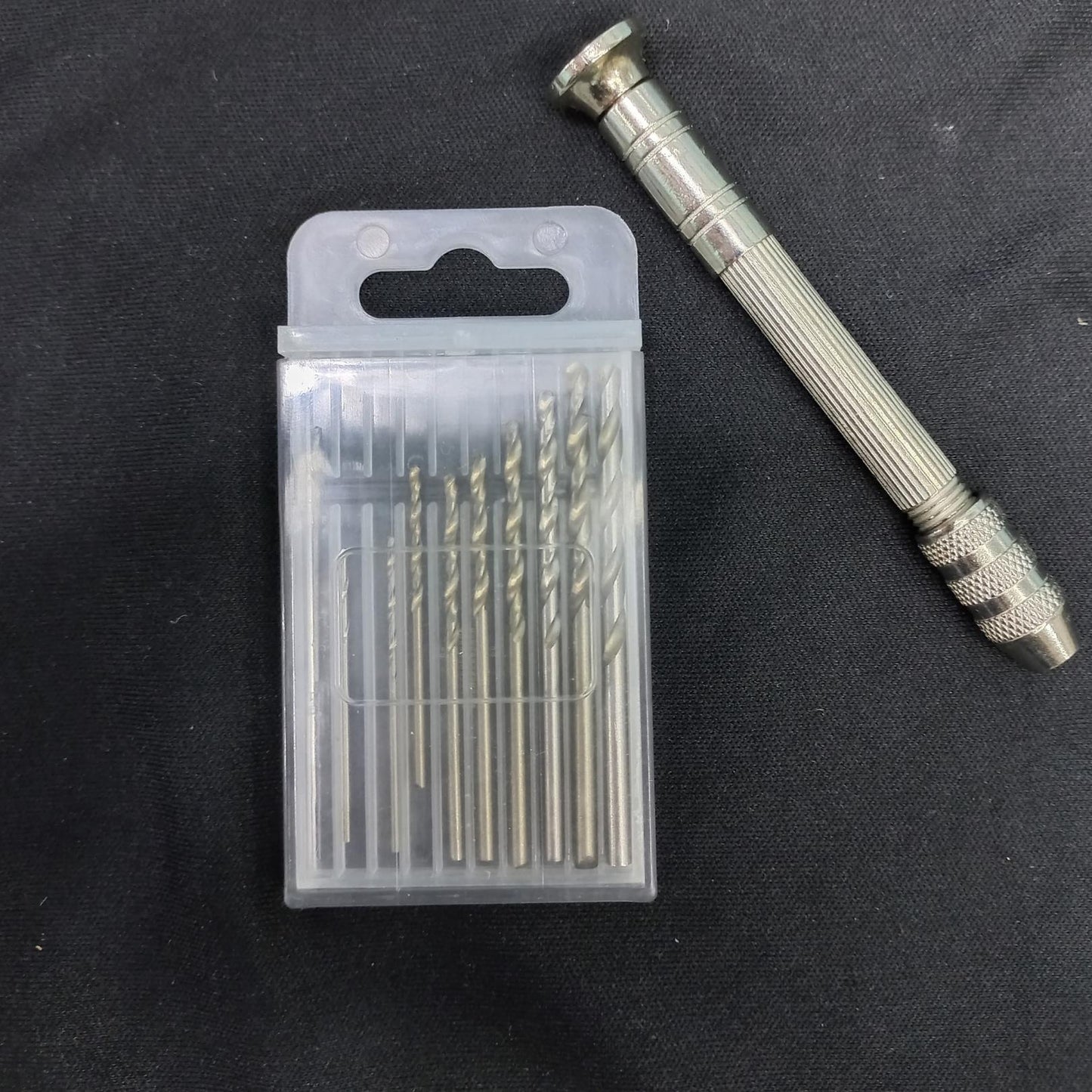 Taladro manual con brocas